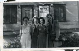 Alice et Iola Kingsborough avec deux femmes non identifiées à l’extérieur d’une maison