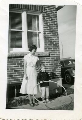 Clara et Rosella Donaldson à l'extérieur d'une maison avec un cerceau