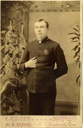 Portrait d’un homme non identifié en uniforme