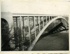 Pont au-dessus de l'eau