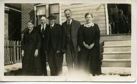 John Kingsbury et des membres de sa famille devant une maison