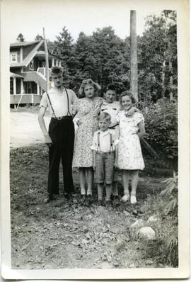 Membres de la famille Kingsborough avec Vivian Delisle et Thelma Gilpin