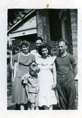 Iola Kingsborough avec un groupe de personnes devant un bâtiment