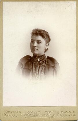 Portrait d’une femme non identifiée