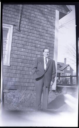 Lloyd Kingsborough devant une maison