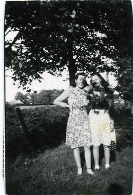 Bernice Gray et une femme non identifiée à l’extérieur