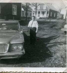Malcolm Kingsborough à côté de la voiture d'Harold Ross