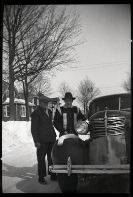 Lloyd et Saskett Kingsborough à côté d'une voiture en hiver