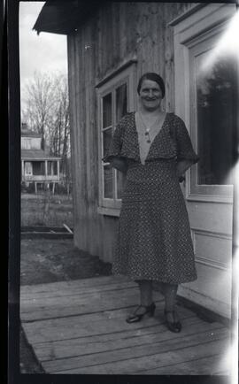 Ethel Gilpin à l’extérieur d’une maison