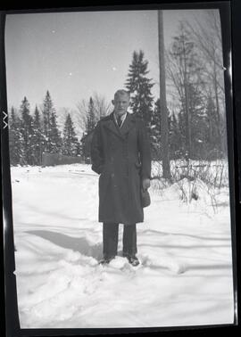 Everett à l’extérieur en hiver