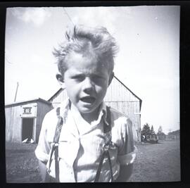 Malcolm Kingsborough lorsqu’il était enfant à l’extérieur