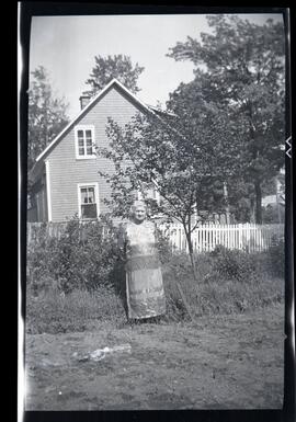 Eliza Henderson Gilpin à l’extérieur d’une maison