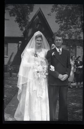 Iola Kingsborough et un homme non identifié à son mariage