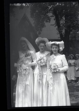 Iola Kingsborough à son mariage avec ses demoiselles d’honneur