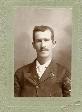 Portrait d’un homme moustachu non identifié