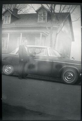 Lloyd Kingsborough à côté d'une voiture