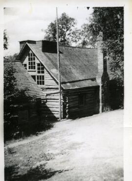 Une maison en bois rond