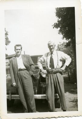 Saskett et Lloyd Kingsborough devant une voiture