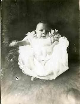 Portrait d’un bébé non identifié vêtu de blanc