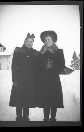 Iola et Alice Kingsborough à l’extérieur en hiver