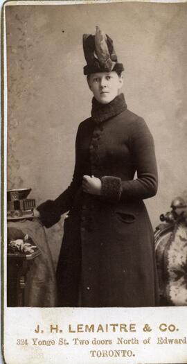 Portrait d’une femme non identifiée portant un couvre-chef