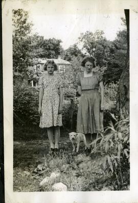 Alice et Iola Kingsborough à l'extérieur avec un petit chien