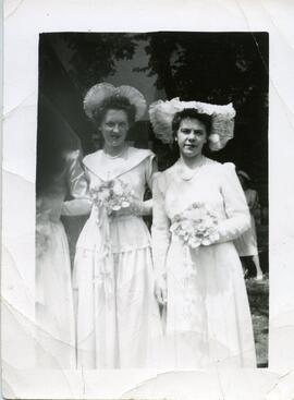 Alice Kingsborough et Florence Smith au mariage de Iola Kingsborough