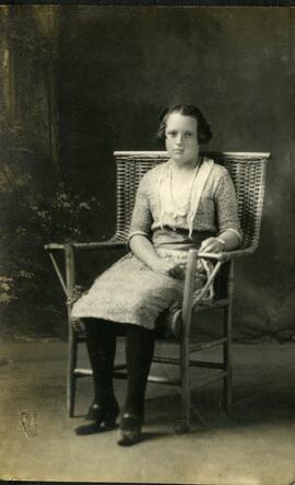 Portrait d’une jeune femme non identifiée assise sur une chaise