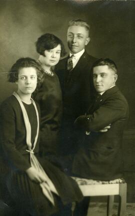Photographie de deux jeunes femmes et deux jeunes hommes