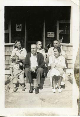 La famille Matthews assise devant une maison