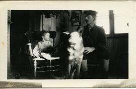Vivian Delisle et Jim avec un chien à l’intérieur