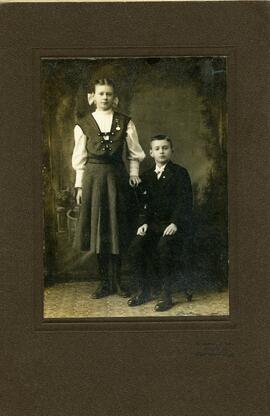 Portrait de deux enfants non identifiés