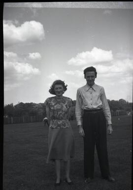 Alice Kingsborough avec un homme non identifié à l’extérieur
