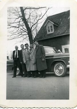 Lloyd et Saskett Kingsborough avec trois autres hommes non identifiés devant une voiture