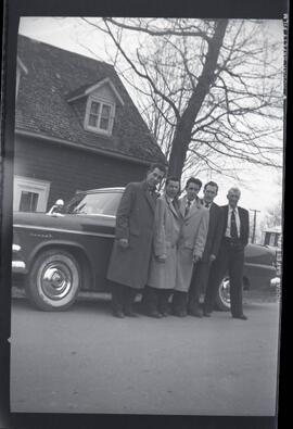 Lloyd et Saskett Kingsborough avec trois autres hommes non identifiés devant une voiture