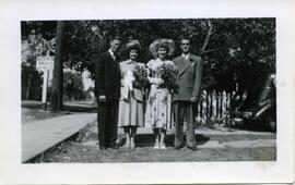 Lloyd et Helen Kingsborough avec Iola et Harold Ross à l’extérieur
