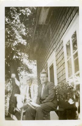 Saskett et Lloyd Kingsborough assis à l'extérieur