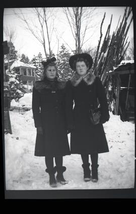 Iola et Alice Kingsborough à l’extérieur en hiver
