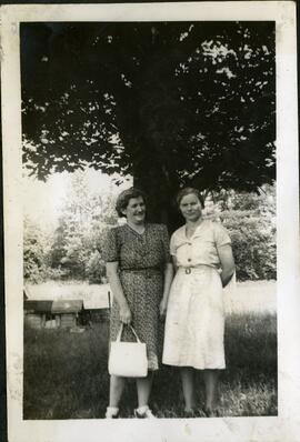 Deux femmes non identifiées sous la photo