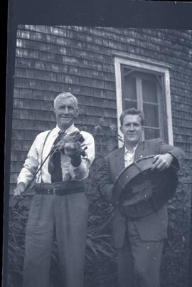 Saskett et Lloyd Kingsborough jouant du violon et du tambour