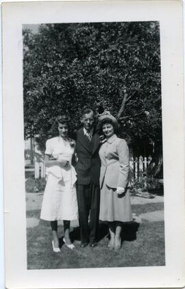 Merle, Lloyd et Helen Kingsborough à l’extérieur