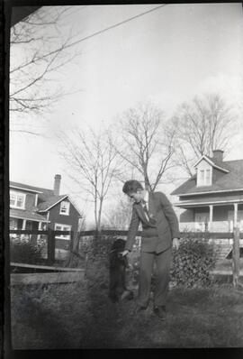 Malcolm Kingsborough avec un chien à l'extérieur