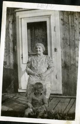 Eliza Henderson Gilpin et Lloyd Kingsborough devant la porte d’une maison