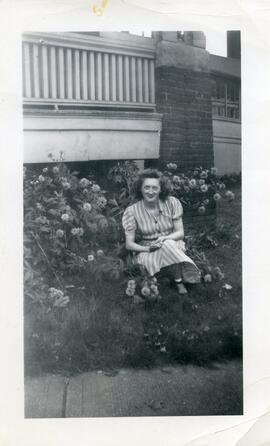 Alice Kingsborough accroupie près de fleurs