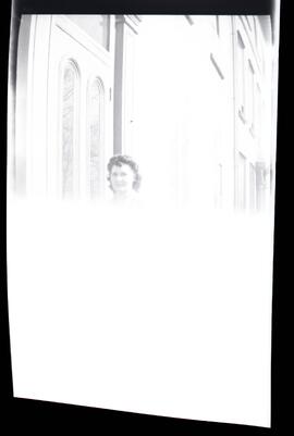 Une femme non identifiée devant un bâtiment