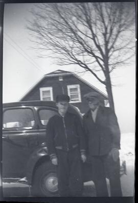 Malcolm et Saskett Kingsborough devant une voiture