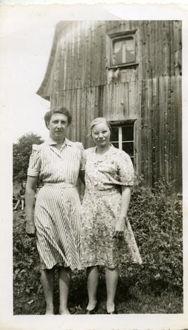 Laura Henderson et Mildred devant un bâtiment