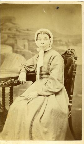 Portrait d’une femme assise non identifiée