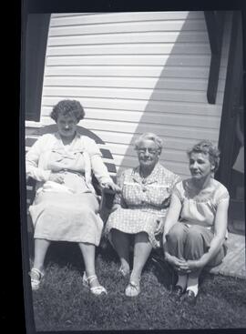 Alice Kingsborough avec sa tante Margaret et Doris