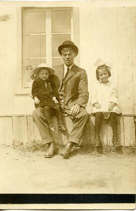 Benjamin, Gladys et Clarence Kingsborough assis à l’extérieur